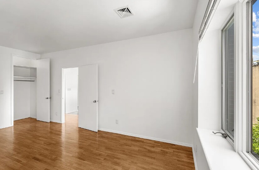 Foto principal - 357 W 15th St