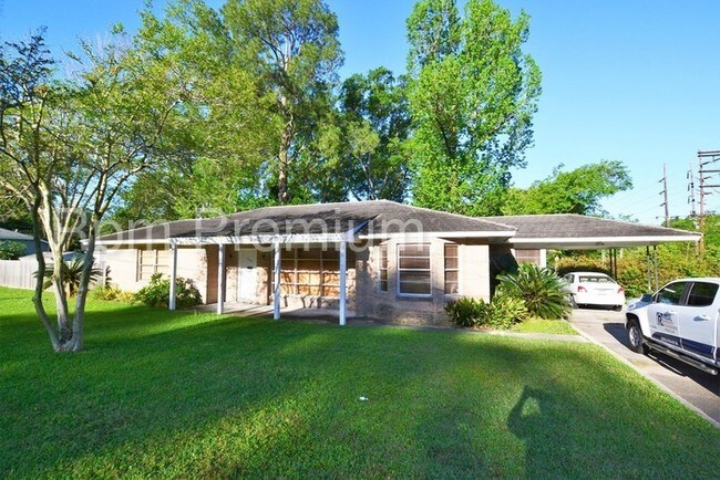Building Photo - 1412 S Acadian Thruway