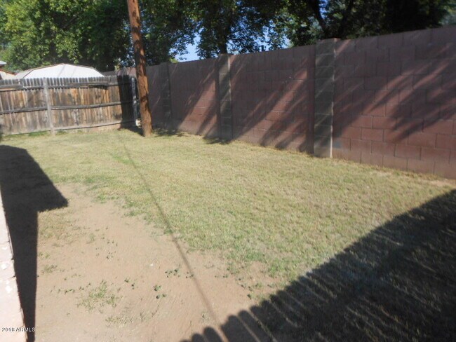 Building Photo - 2727 W Belmont Ave