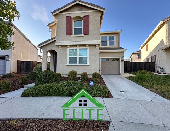 Foto del edificio - Spacious 4-Bedroom Home in Sought-After No...