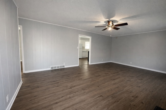 Building Photo - Available Soon : Charming Home in a Quiet Kansas City Neighborhood!