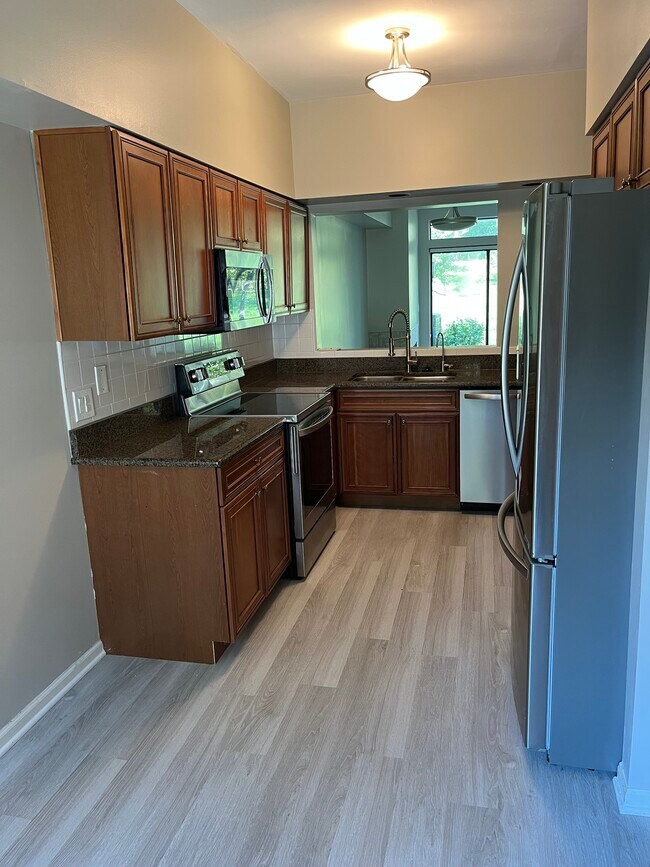 Cocina de galera - 378 White Oak Ln