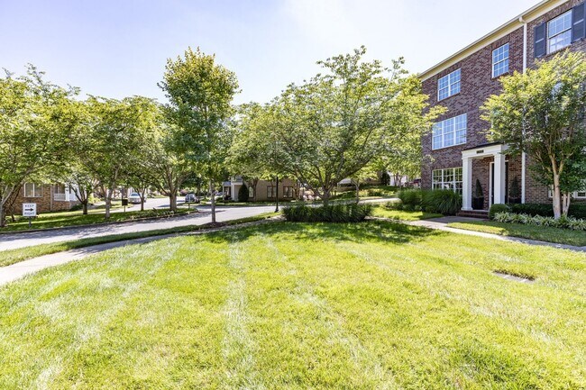 Foto del edificio - Welcome to this charming end unit townhome