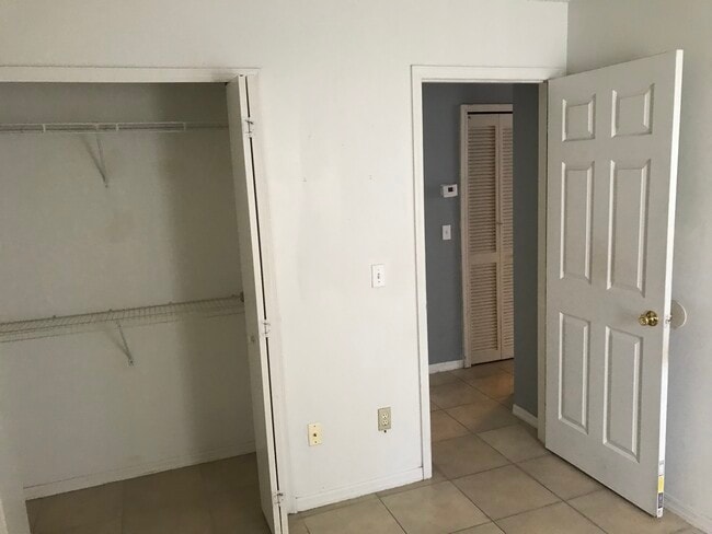 Building Photo - 513 Seasons Ct