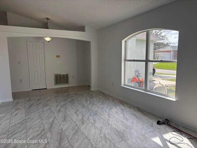 Building Photo - 443 Collings St SE