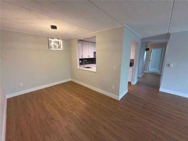 Foto del edificio - 10501 Cedar Lk Rd S