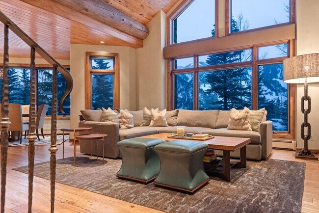 Foto del edificio - 395 Silverlode Dr