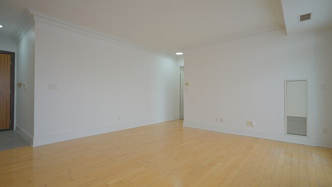 Building Photo - H-60-LP60 S Town Centre Blvd