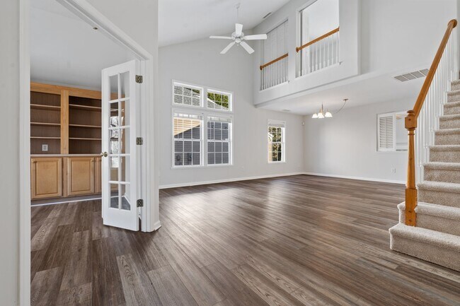 Foto del edificio - WOW! Spacious 3 bedroom home with home office!