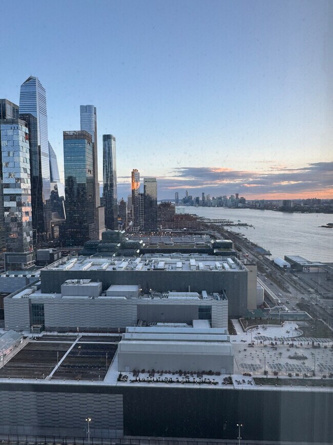 Building Photo - 440 W 41st St