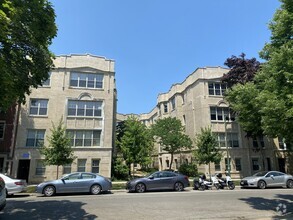 Building Photo - 1452 W Thorndale Ave