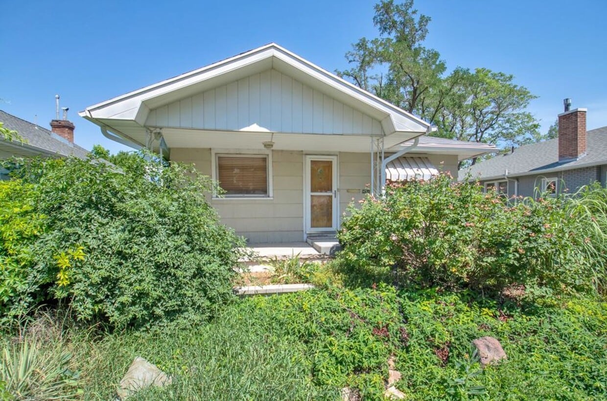 A Gardners Dream 2 Bed 1 Bath Home in Amazing SLC Location! Available NOW! - A Gardners Dream 2 Bed 1 Bath Home in Amazing SLC Location! Available NOW!