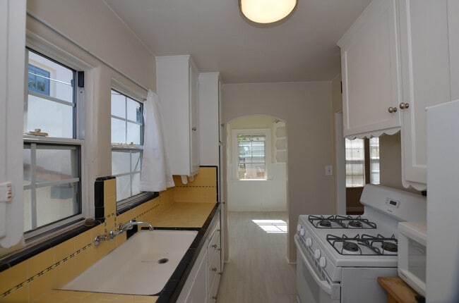 Foto del edificio - 1.Bd/1 Ba in a duplex, in the heart of Cor...