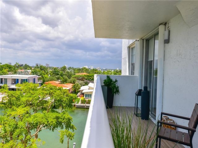 Foto principal - 10000 W Bay Harbor Dr
