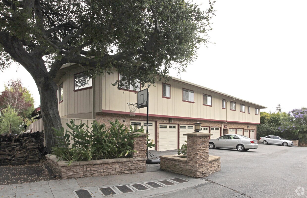 Foto principal - 102 Pine Pl