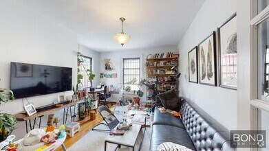 Building Photo - 216 W 89th St