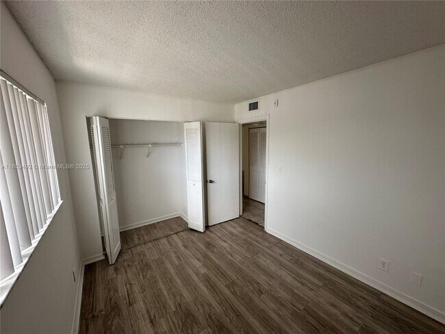 Foto del edificio - 8540 N Sherman Cir