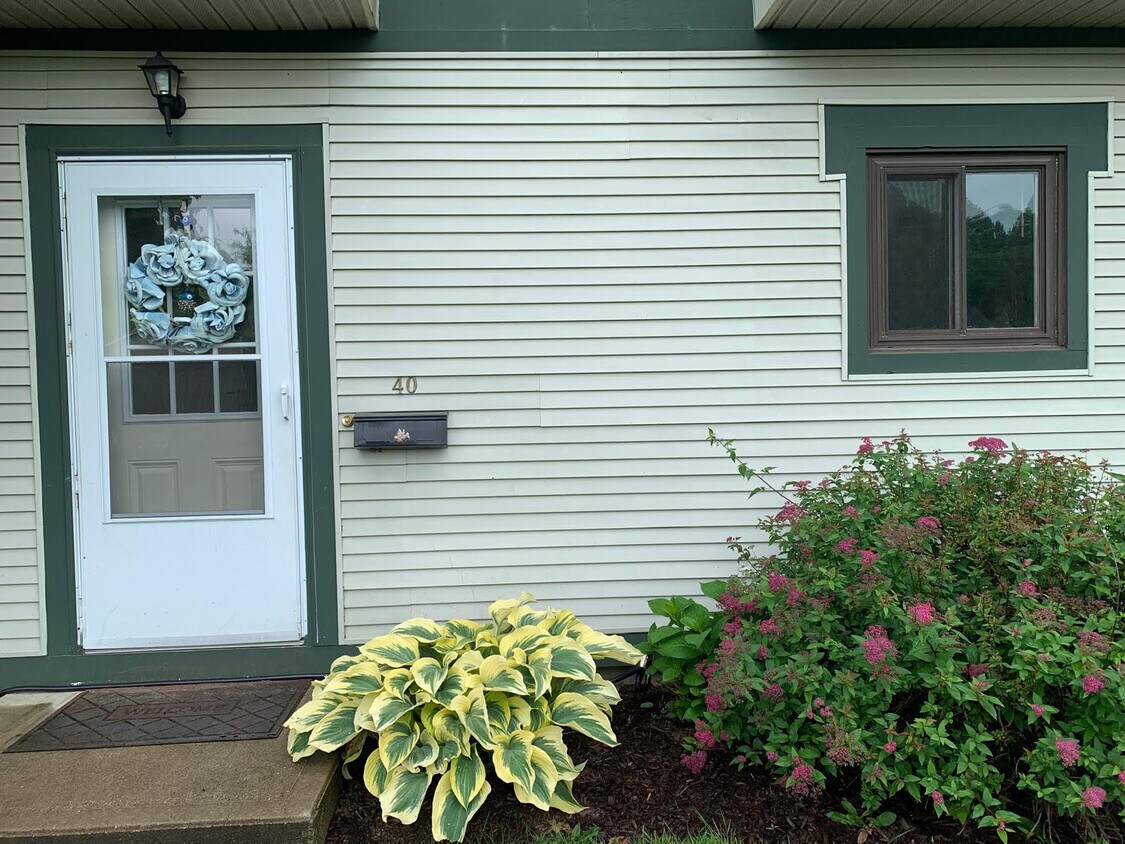 Foto principal - 170 E Hadley Rd