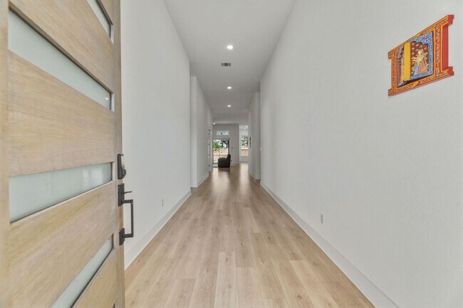 Building Photo - 2941 Delaware St