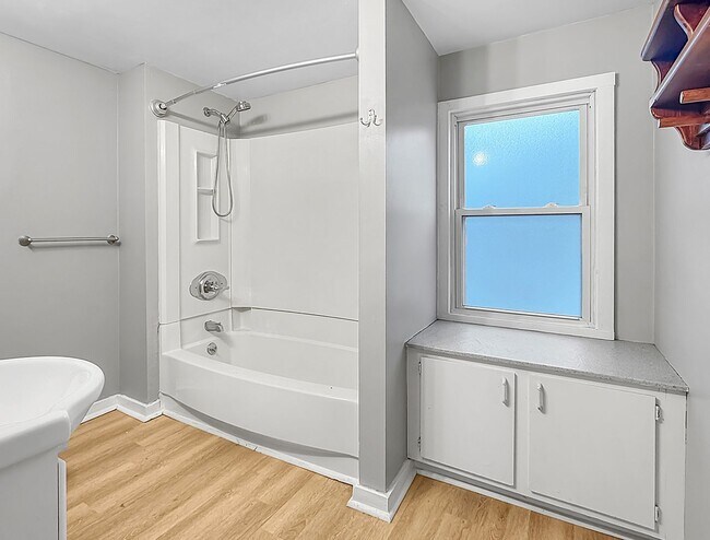 Building Photo - 129 Palmer St NE