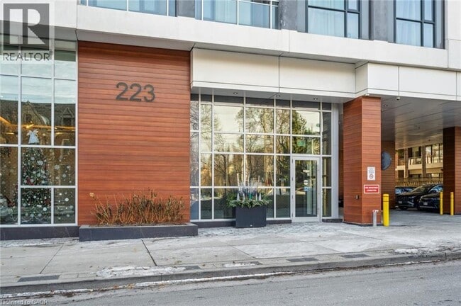 Photo du bâtiment - 223 St Clair Ave W