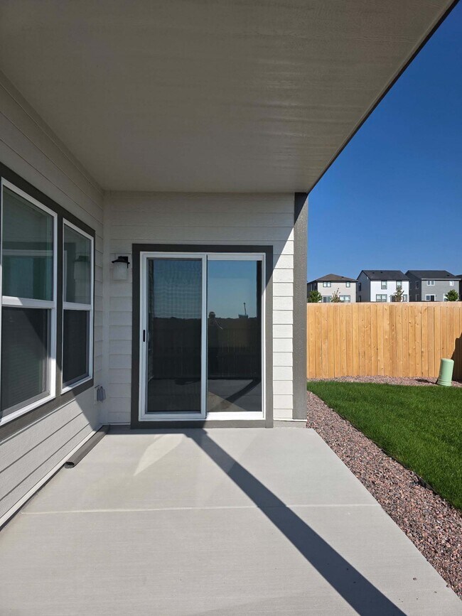 Foto del edificio - 8619 Blue Feather Lp