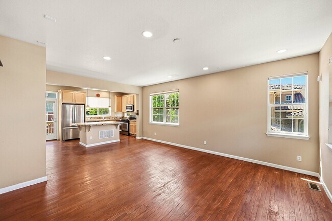 Foto del edificio - $2,740.95 -  3 Bed, 2.5 Bath Townhome in Denver with Attached Garage and Central AC!