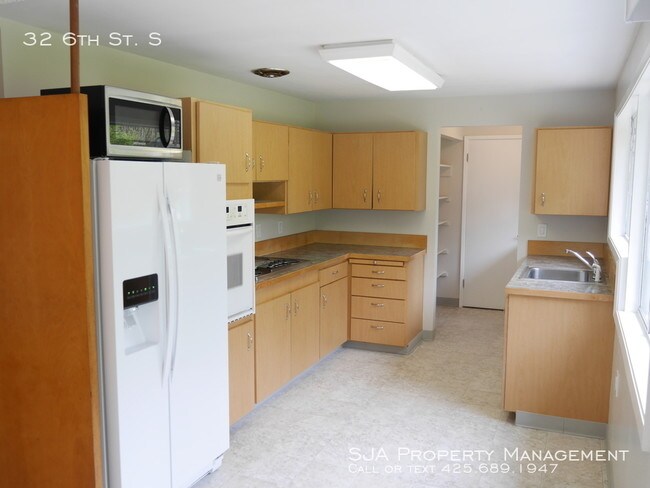 Building Photo - 3 Bedroom Rambler with Large Back Yard!