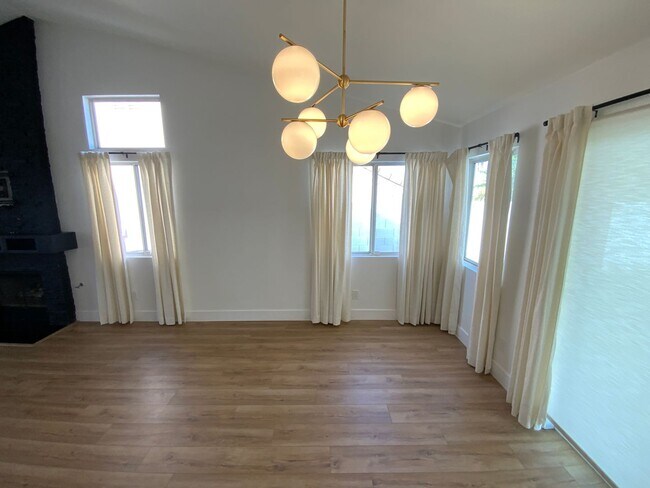 Foto del edificio - Gorgeous remodeled single story home in Henderson with 3 car garage!
