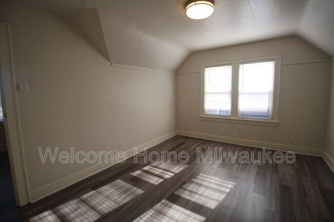 Building Photo - 1523 S 70th St