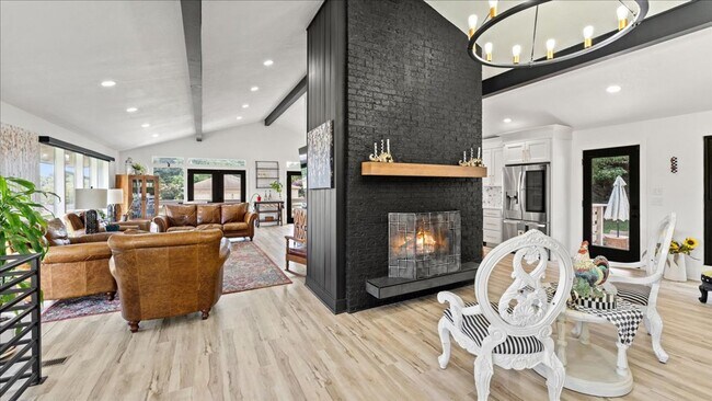 Foto del edificio - Renovated Mid-Century Modern Home in Belmont West with Finished Basement & Fenced Yard