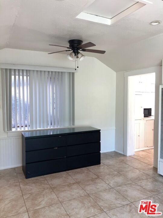 Foto del edificio - 2380-2380 1/2 Allesandro St