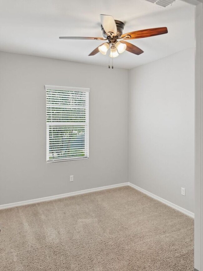 Building Photo - Spacious 4 Bedroom, 3 Bathroom home in Litchfield Park!