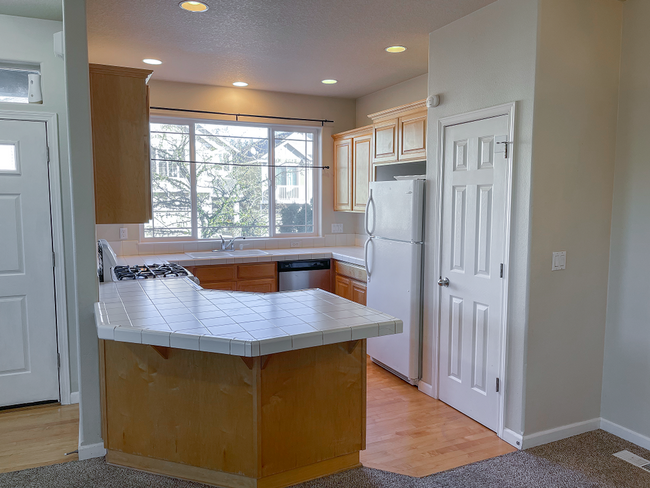 Building Photo - Lovely Traditional across from Park, 2 car...