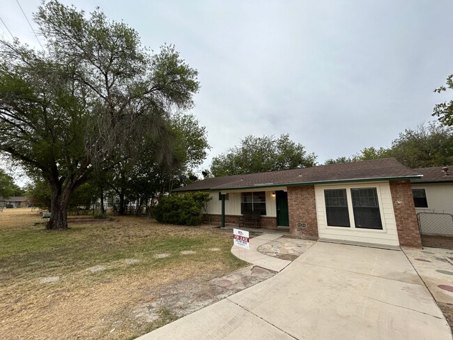 Building Photo - *COMING SOON* Tucked Away on a Cul-de-Sac | 3-Bedroom San Antonio Home!