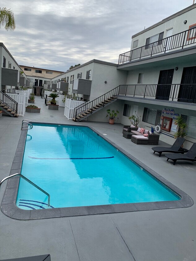 Sparkling pool/sitting area - 3708 Spencer St