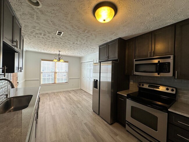 Foto del edificio - Well-Maintained 4 Bed 2.5 Bath with Fenced Backyard