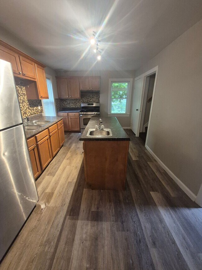 Foto del edificio - 4 Bedroom 2 Bath Single Family House!