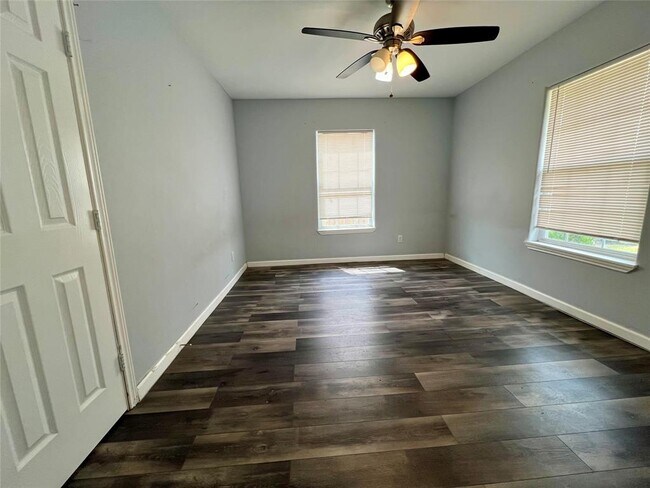 Building Photo - 2512 Oakcliff St