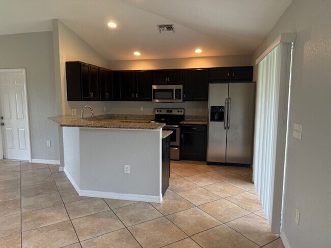Building Photo - Spacious 3 Bed / 2 Bath Home in the Heart ...