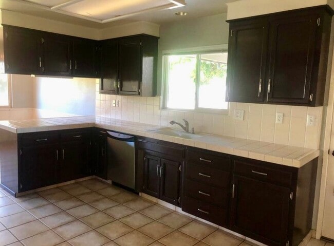 Foto del edificio - Montecito Estates 3 Bed/ 2 Bath Home