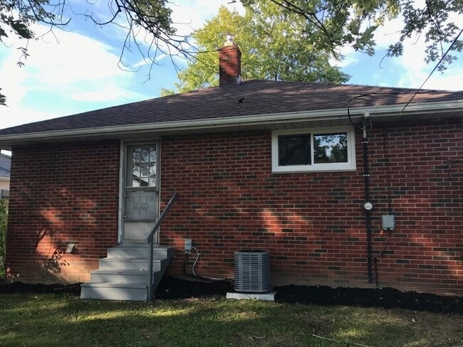 Building Photo - Luxury living at a great price!