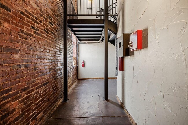 Building Photo - 509 W Olive St
