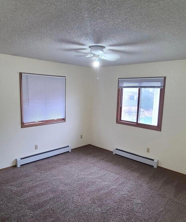Building Photo - Newly Updated 2 bed, 1 bath Apartment in G...