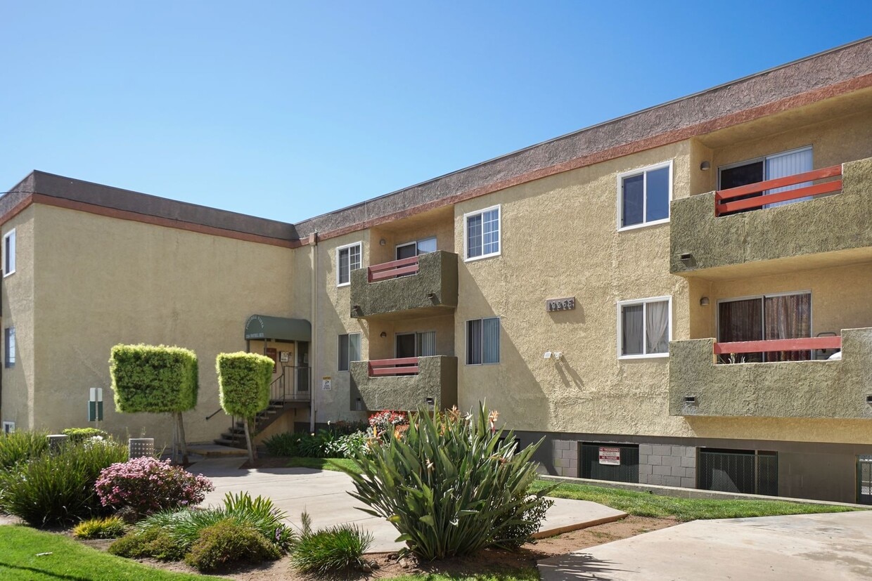 Building Photo - Updated 1BD/1BA Apartment in well maintain...