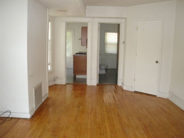 Building Photo - 1 br, 1 bath  - 301 Douglas Ave #4