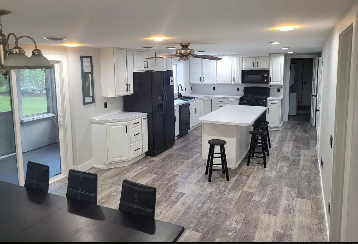 Immediate Move In 3 Bed/2 Bath Forest Hil... - Immediate Move In  3 Bed/2 Bath Forest Hil...