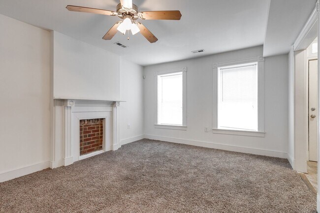 Building Photo - "FIRST FULL MONTH'S RENT FREE!!" Awesome L...