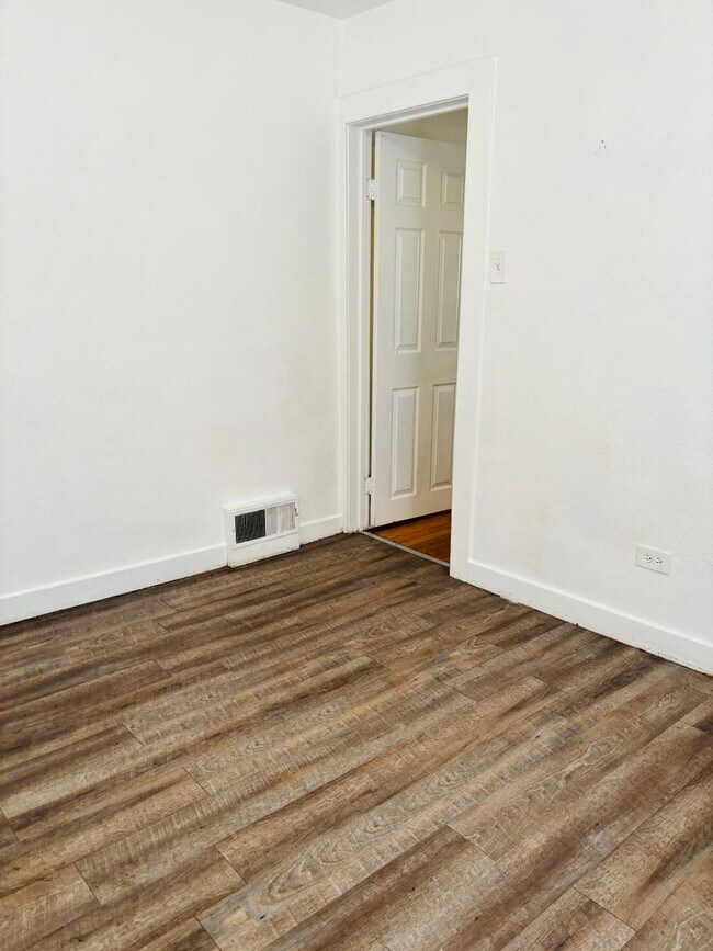 Foto del edificio - 4 Bedroom Single-Family Home in East Denver