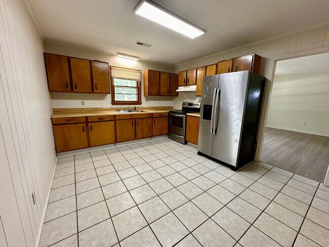 Building Photo - Country Living!